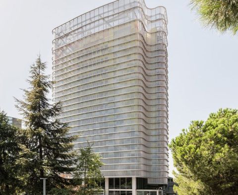 El equipo de Fiscal de Roca Junyent ha asesorado a Zurich Group en la compra de cinco edificios de Blackstone Company en Madrid
