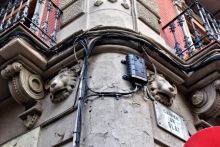 Cables inundan las fachadas