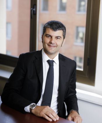 Lluis Serras es abogado de Roca Junyent